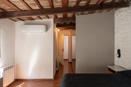 Los frentes del placard se diseñaron como espejos para ampliar visualmente el espacio y reflejar la luz natural, evitando la sensación de encajonamiento.
