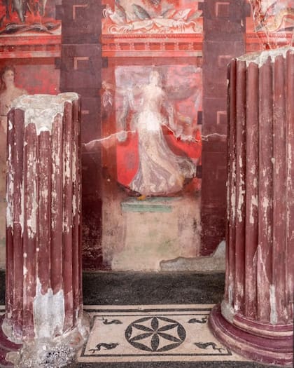 Los frescos de esta sala en particular sobrevivieron casi 2000 años bajo los escombros y desechos que arrojó el Monte Vesubio