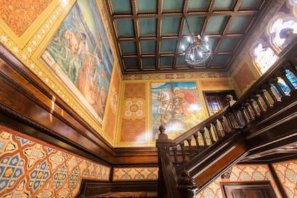 Los frescos del palacio veneciano fueron hechos por Enrico Albertazzi, quien trabajó de la mano de Gaetano Moretti en este edificio y en el Palacio Legislativo de Uruguay