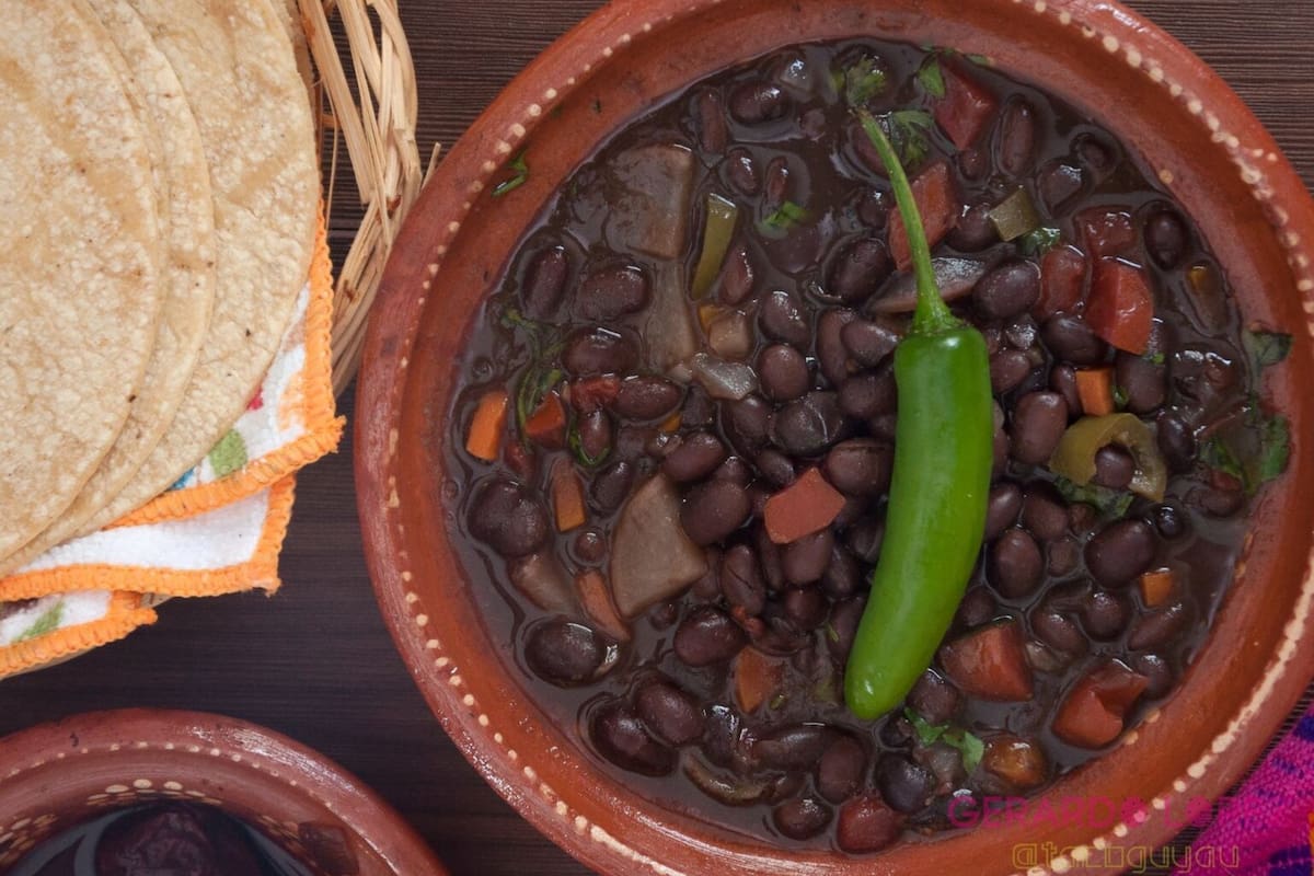 Los frijoles caseros es una receta tradicional del norte de México, preparada con chorizo, tocino, salchicha y verduras