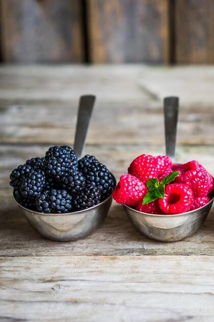 Los frutos rojos son ricos en prebióticos, potasio, magnesio, flavonoides, vitaminas C y K