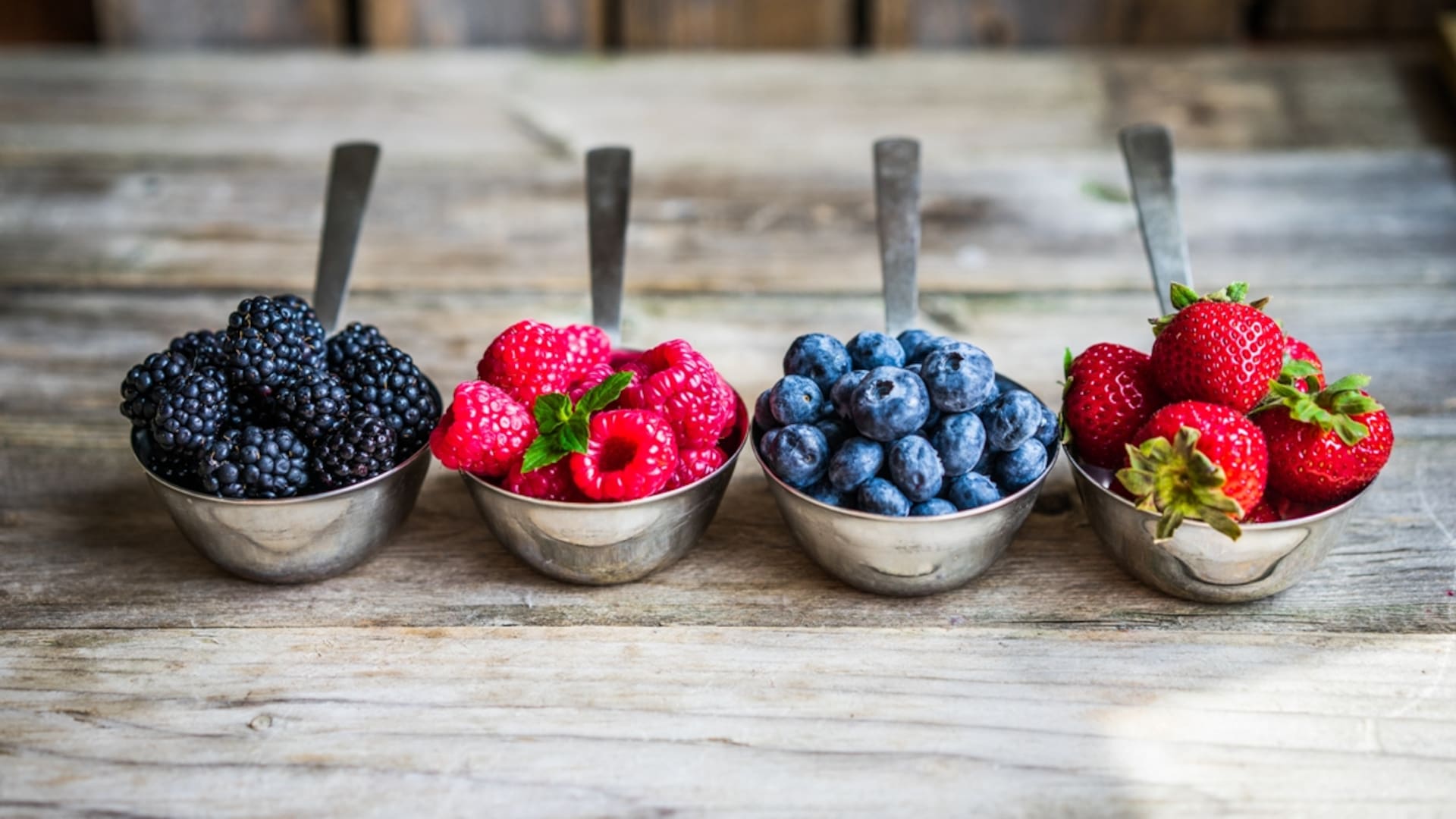 Los frutos rojos son ricos en prebióticos, potasio, magnesio, flavonoides, vitaminas C y K