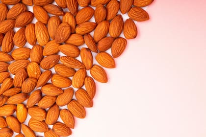 Los frutos secos como las almendras son una fuente rica en magnesio y zinc
