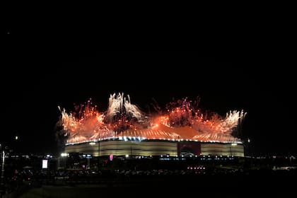Los fuegos artificiales estallan sobre el estadio Al Bayt antes del inicio del Mundial con el partido entre Qatar y Ecuador