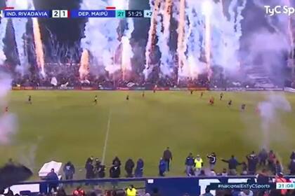 Los fuegos artificiales estallaron poco antes del final del partido entre Independiente Rivadavia y Deportivo Maipú, de la Primera Nacional