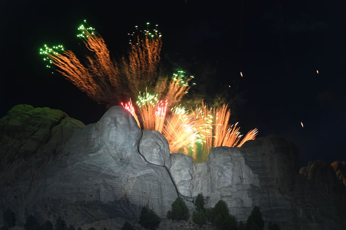 Los fuegos artificiales explotan sobre el Monumento Nacional Monte Rushmore durante un evento del Día de la Independencia al que asistió el presidente de los Estados Unidos en Keystone, Dakota del Sur, el 3 de julio de 2020