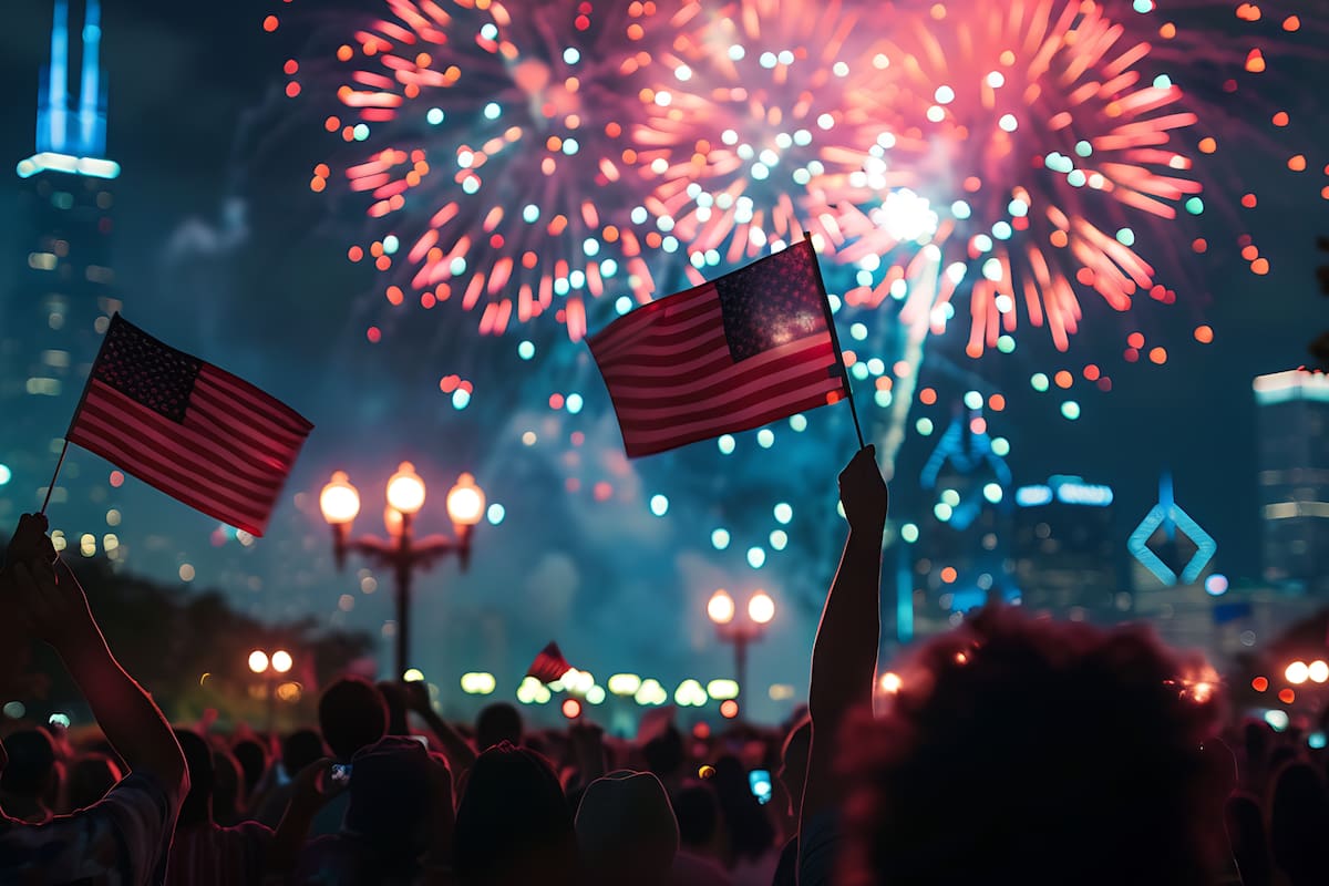 Los fuegos artificiales iluminan la medianoche con un espectáculo inolvidable