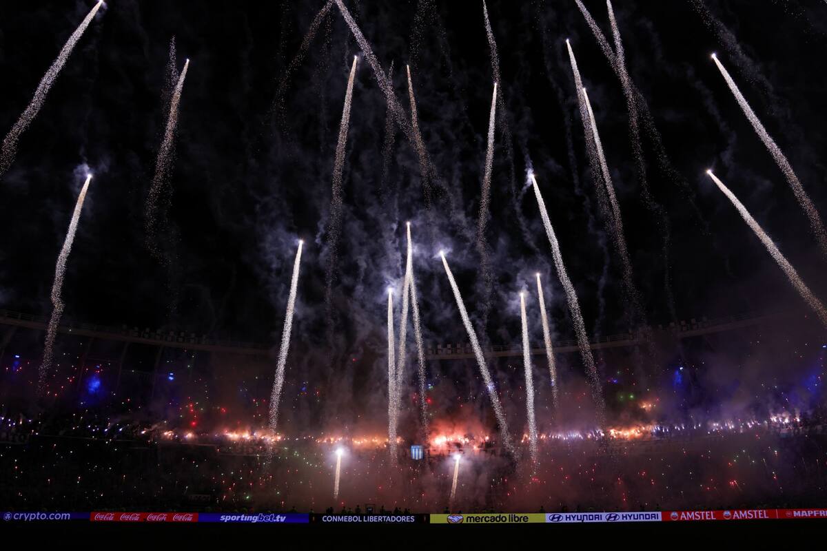 Los fuegos artificiales lanzados desde las populares del estadio de Racing para recibir al equipo, en la semifinal ante Flamengo.