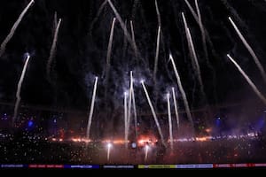 Los fuegos artificiales lanzados desde las populares del estadio de Racing para recibir al equipo, en la semifinal ante Flamengo.