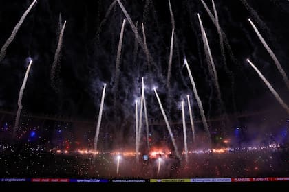 Los fuegos artificiales lanzados desde las populares del estadio de Racing para recibir al equipo, en la semifinal ante Flamengo.