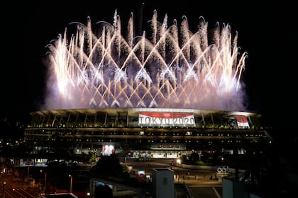 Los fuegos artificiales se iluminan sobre el Estadio Nacional durante la ceremonia de apertura de los Juegos Olímpicos de Verano de 2020, el viernes 23 de julio de 2021, en Tokio