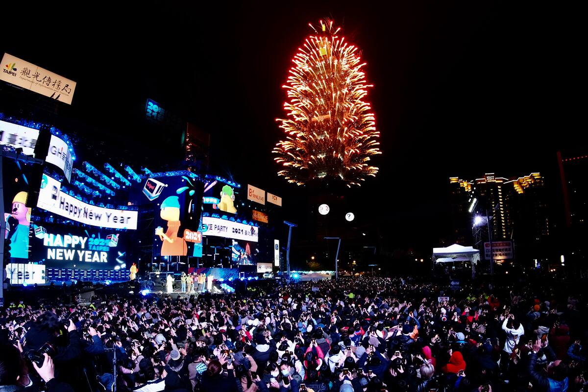Los fuegos artificiales se lanzan desde el edificio comercial Taipei 101 para celebrar el Año Nuevo en Taipei, Taiwán, el 1 de enero de 2021