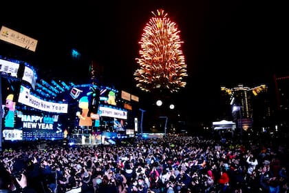 Los fuegos artificiales se lanzan desde el edificio comercial Taipei 101 para celebrar el Año Nuevo en Taipei, Taiwán, el 1 de enero de 2021
