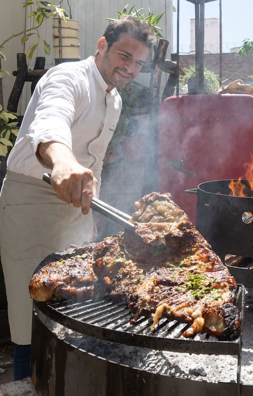 Los fuegos y la carne que se desgrasa lento están muy presentes en la cocina de Agustín Kuran
