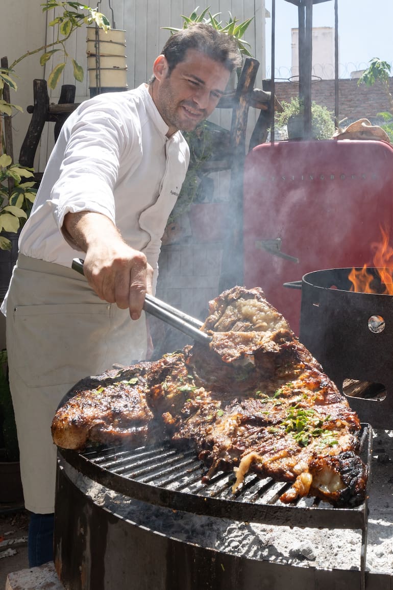 Los fuegos y la carne que se desgrasa lento están muy presentes en la cocina de Agustín Kuran