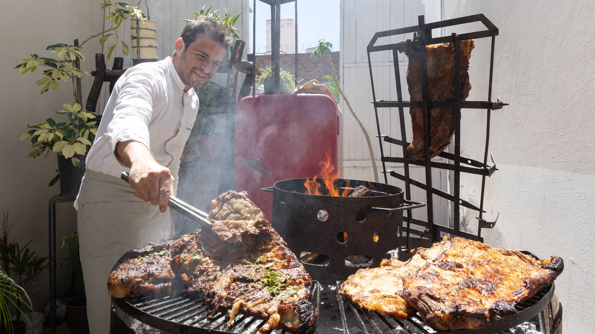 Los fuegos y la carne que se desgrasa lento están muy presentes en la cocina de Agustín Kuran