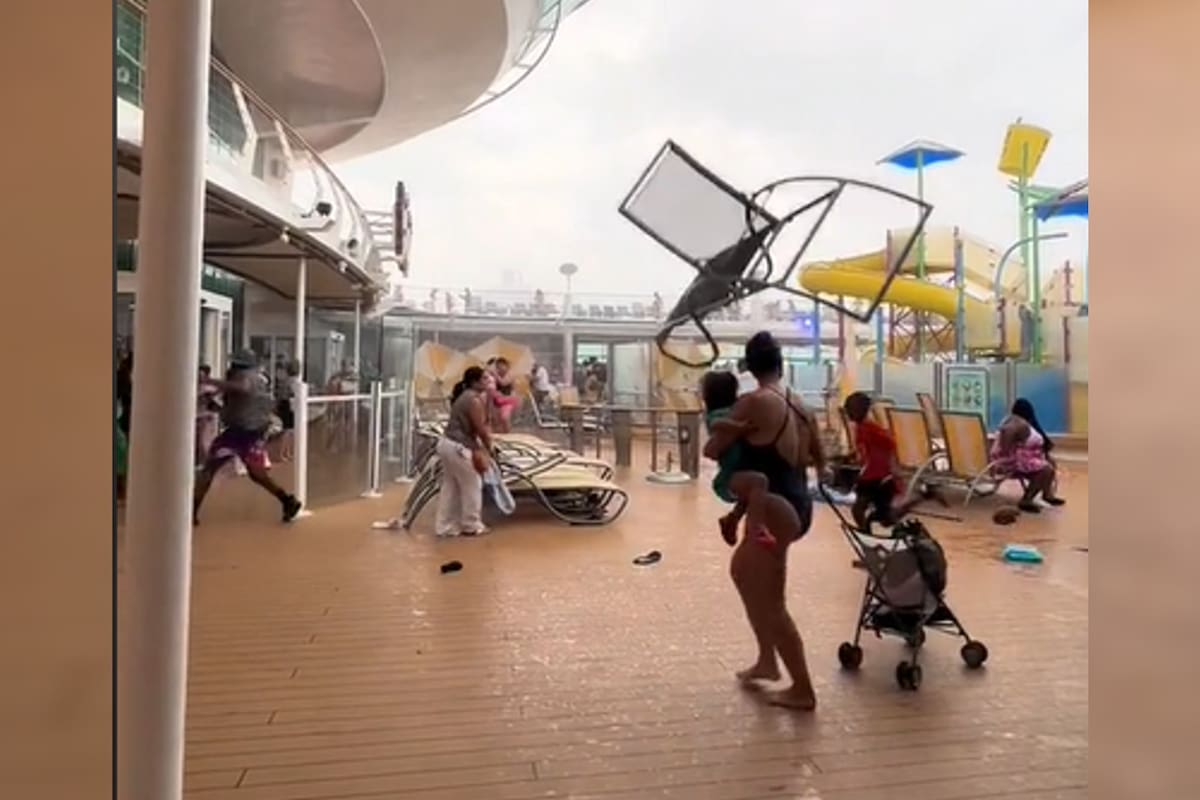 Los fuertes vientos hicieron volar a decenas de objetos; algunos formaban parte del mobiliario del barco, otros eran artículos personales de los pasajeros