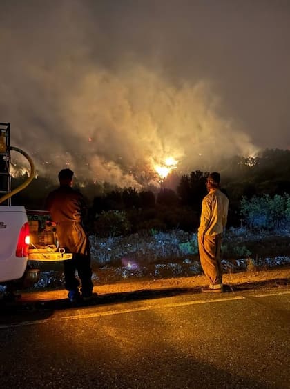 Los fuertes vientos reavivaron el incendio y obligó al cierre de la ruta 71.