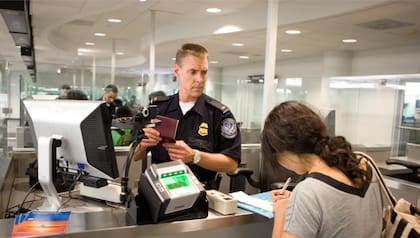 Los funcionarios de la CBP son los que se encargan de realizar los controles