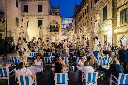 Los funcionarios de la ciudad han buscado reducir la cantidad de vendedores callejeros y limitar el número de mesas exteriores en los restaurantes