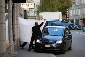 Los funcionarios de la FIFA son escoltados detrás de las sábanas luego de ser arrestados por las autoridades suizas en el hotel Baur au Lac en Zurich el miércoles 27 de mayo de 2015