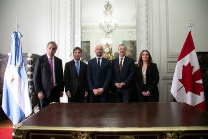 Los funcionarios durante la firma del memorando
