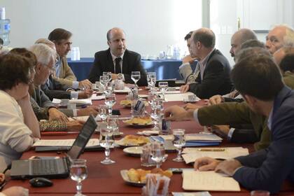 Los funcionarios en el encuentro de hoy para incorporar el delito ambiental en el proceso de reforma del Código Penal