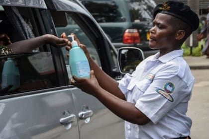 Los funcionarios fomentan el lavado de manos y un estilo de vida saludable para prevenir las infecciones por coronavirus, pero niegan que haya infecciones en el país
