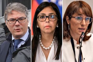 Los funcionarios judiciales argentinos, el juez federal Federico Villena, la fiscal Cecilia Incardona, apuntados por la vicepresidenta de Venezuela, Delcy Rodríguez