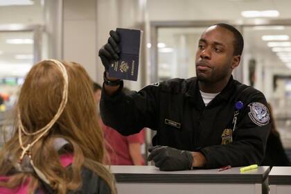 Los funcionarios o empleados de la Oficina de CBP están asignados para procesar la admisión de los viajeros en EE.UU.
