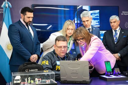 Los funcionarios policiales realizaron una demostración en vivo del funcionamiento de los equipos, mostrando cómo esta tecnología permite acceder, extraer y analizar información crítica de celulares asegurados en procedimientos.