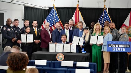 Los funcionarios presentes en la nueva firma de proyectos de ley en Florida