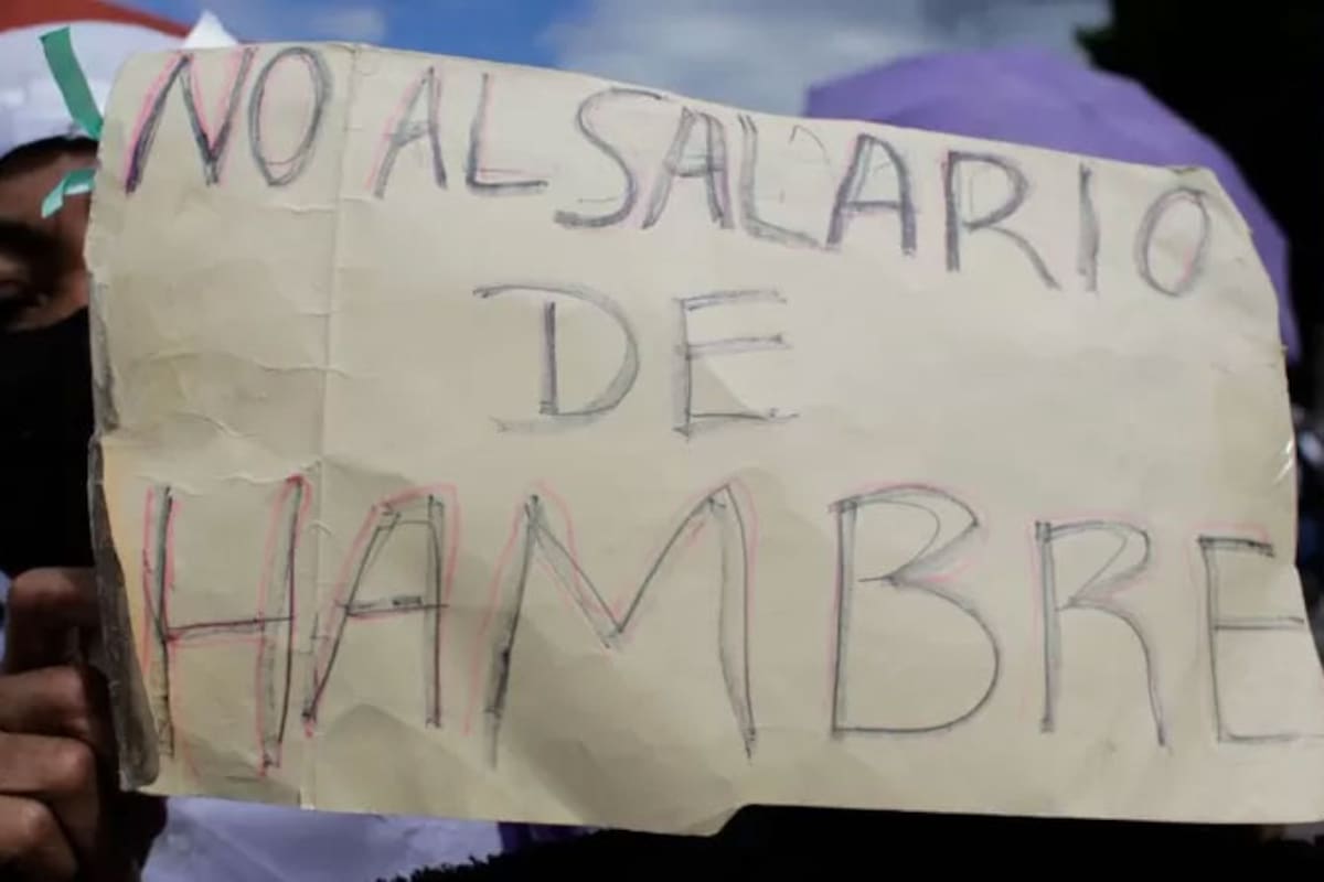 Los funcionarios públicos en Venezuela se quejan por cobrar un "salario de hambre"