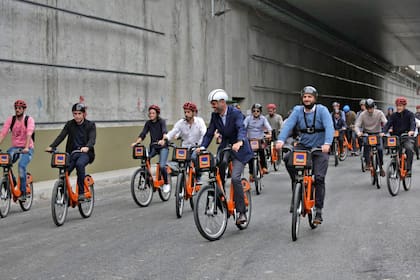 Los funcionarios recorrieron la obra del Paseo del Bajo