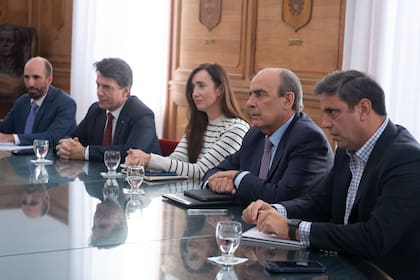 Los funcionarios Rolandi, Posse, Villarruel, Francos y Catalán, al recibir a los jefes de bloques del Senado para explorar acuerdos por la ley de Bases