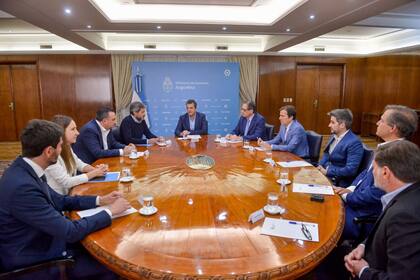 Los funcionarios y actores del sector privado se reunieron en el salón Scalabrini Ortiz del Ministerio de Economía para terminar de pulir la medida