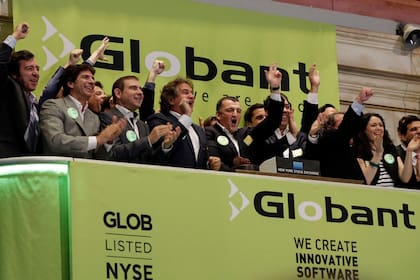 Los fundadores de Globant al dar la tradicional campanada de inicio de operaciones en el NYSE