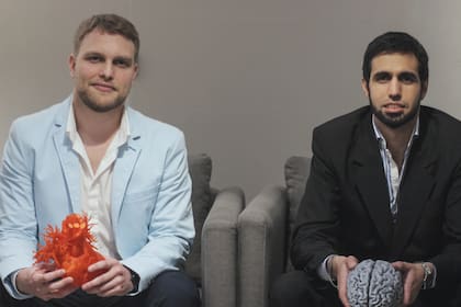 Los fundadores de Medical Design sostienen las réplicas de órganos desarrollados con impresoras 3D, un método que permite realizar pruebas de cirugías antes de las operaciones