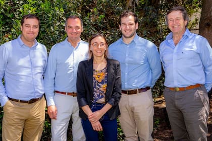 Los fundadores de Tomorrow Foods, Gonzalo Segovia, Guillermo Lentini y Cesar y Agustin Belloso, junto a la primera colaboradora del emprendimiento, Victoria Horvat.