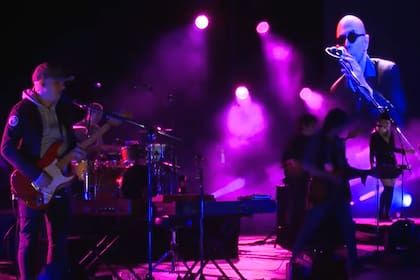 "Los fundamentalistas del aire acondicionado", la banda del Indio Solari, liberó su show en YouTube para que todos los usuarios pudieran disfrutarlo.