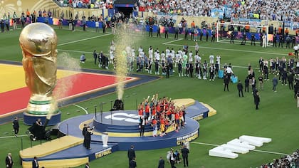 Los futbolistas argentinos, en el fondo, de cara a los hinchas, mientras se produce la premiación a España