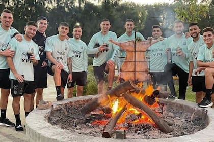 Los futbolistas argentinos podrán disfrutar del tradicional asado en Qatar 2022: llevarán stock de carne suficiente para todo el Mundial