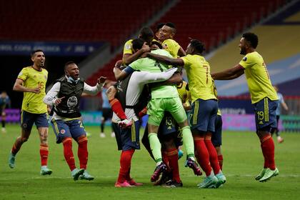 Los futbolistas colombianos abrazan a David Ospina; el arquero atajó dos penales y fue la razón de la clasificación del conjunto colombiano a las semifinales de la Copa América.