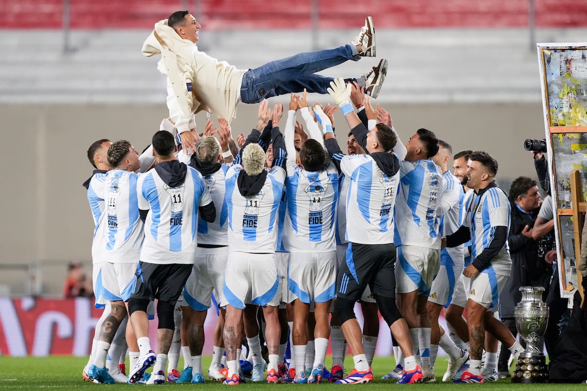 Los futbolistas de Argentina levantan a Ángel Di María en el homenaje por su retiro de la selección, en septiembre de 2024