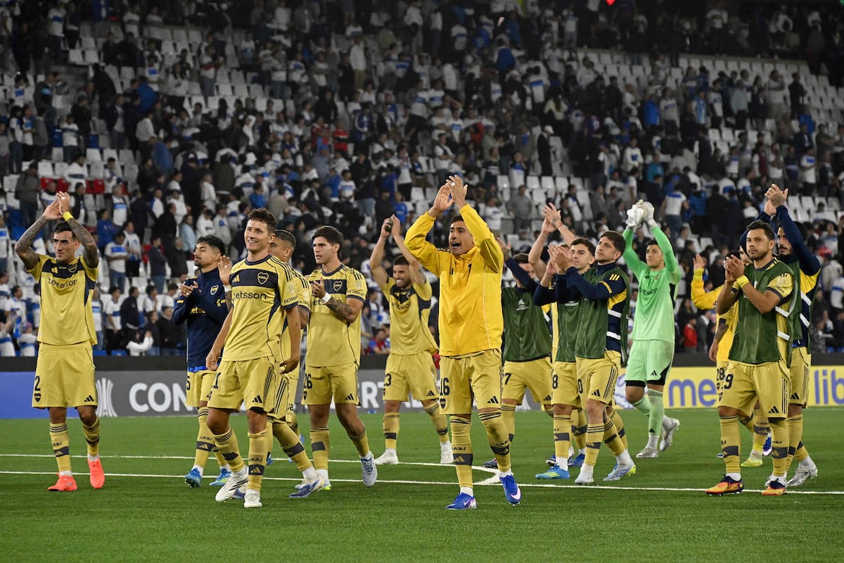 Los futbolistas de Boca, celebran con sus hinchas el triunfo en Chile ante Universidad Católica, en el debut en la Copa Libertadores 2026
