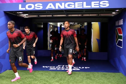 Los futbolistas de Canadá cuando salieron al campo de juego a realizar la entrada en calor