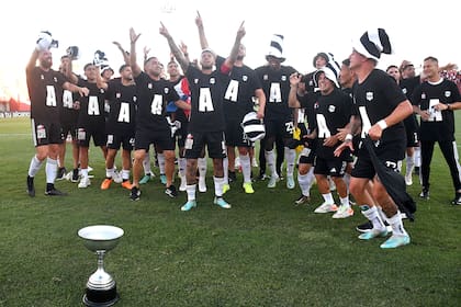 Los futbolistas de Deportivo Riestra festejan el ascenso a la primera categoría del fútbol argentino