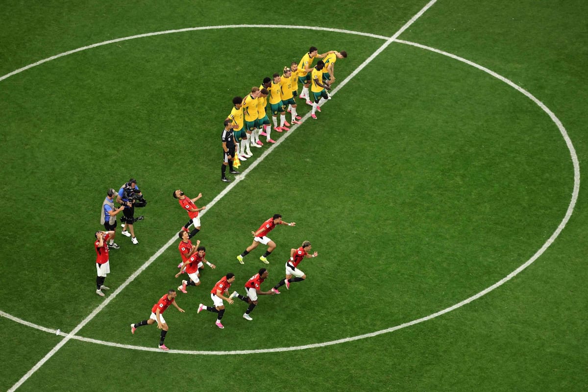 Los futbolistas de Egipto festejan el pase a los octavos de final del Mundial ante la desazón de los australianos, para quienes no funcionó el cambio de último minuto de arquero.