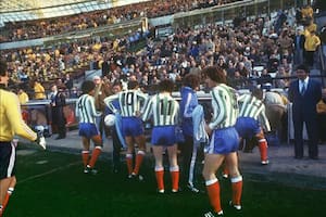 Los futbolistas de Francia se prueban la camiseta de Kimberley