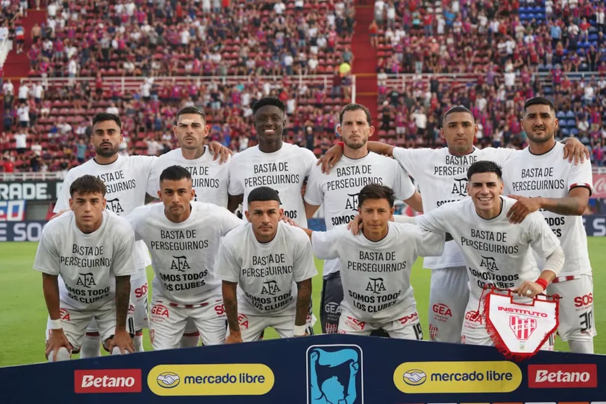 Los futbolistas de Instituto posan con la remera en apoyo a la AFA, pero tras el pedido del paro la fecha nueve del Apertura podría disputarse
